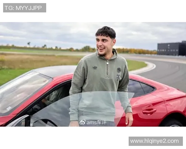 足球明星的车载物品揭秘：豪华座驾中的独特收藏与生活方式